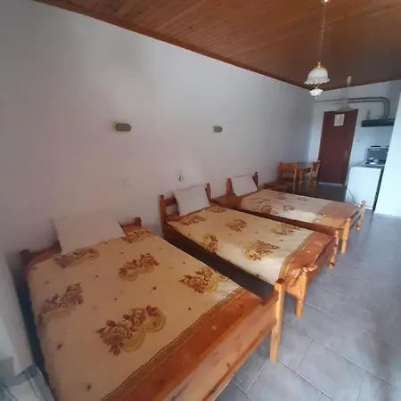 Christina Sunny Rooms Loútsa Exterior foto
