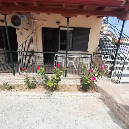 Christina Sunny Rooms Loútsa Exterior foto
