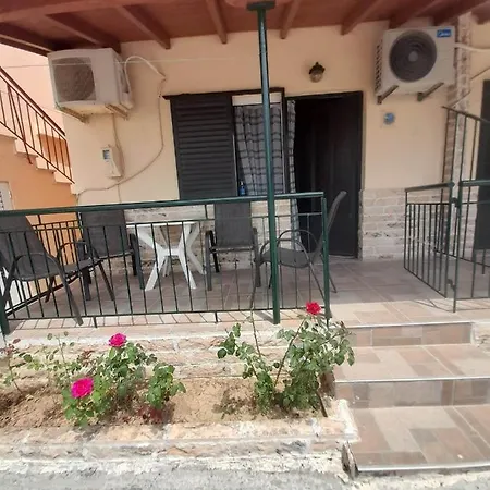 Christina Sunny Rooms Loútsa Exterior foto