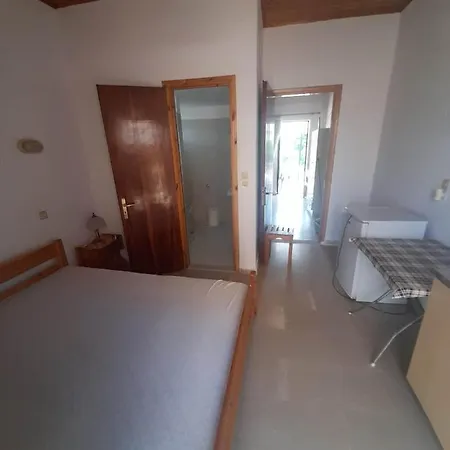 Christina Sunny Rooms Loútsa Exterior foto