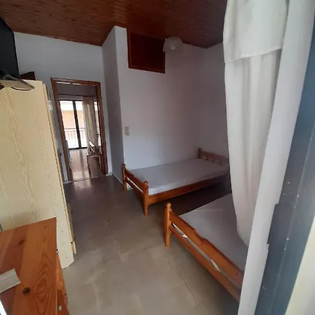 Christina Sunny Rooms Loútsa Exterior foto