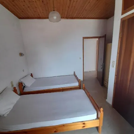 Christina Sunny Rooms Loútsa Exterior foto