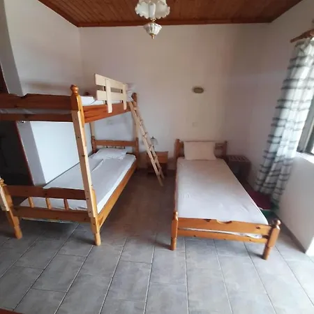 Christina Sunny Rooms Loútsa Exterior foto