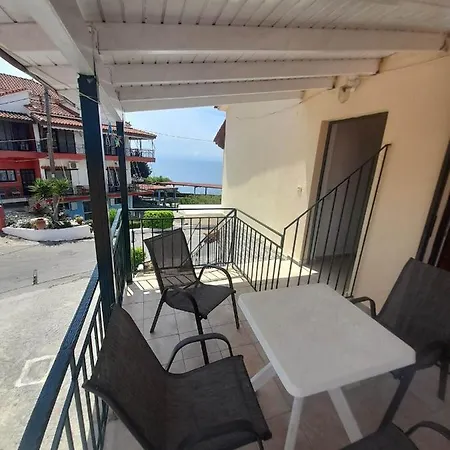 Christina Sunny Rooms Loútsa Exterior foto